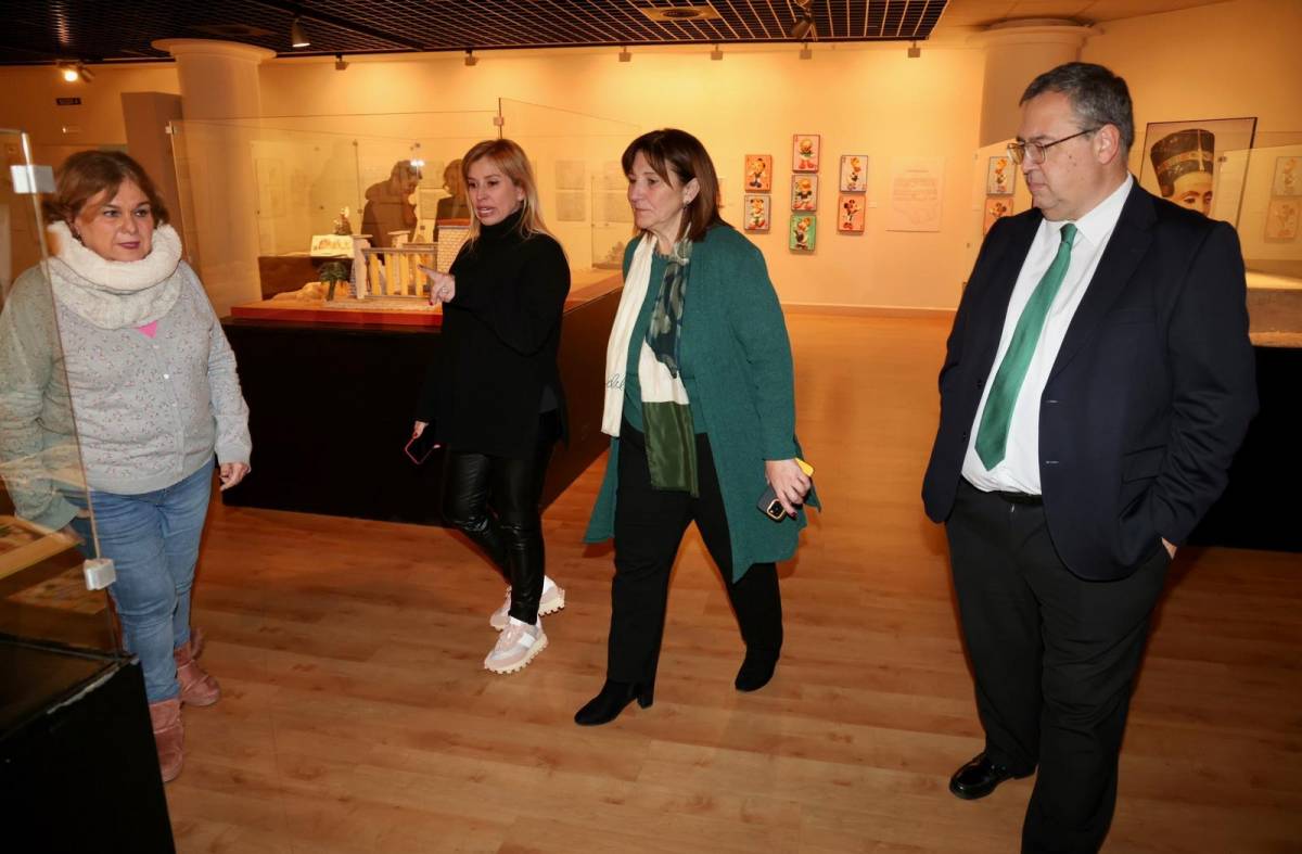 La exposición 'Con Disney a Egipto' del Espacio MIRA de Pozuelo recibe la visita de la alcaldesa
