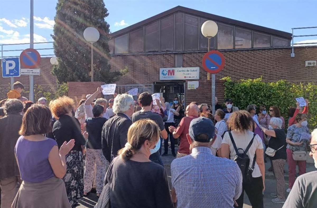 Nueva concentración en defensa de la Sanidad Pública en el Centro de Salud de la calle Emisora