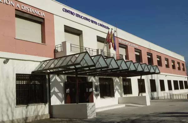 Abierto el plazo de solicitud para los cursos y talleres municipales para Senior en el Centro Educativo Reyes Católicos