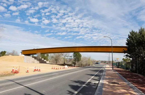 Avanza la construcción de la pasarela peatonal y ciclista sobre la M-508 que une los cascos con la zona de Húmera