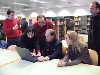 El Ayuntamiento oferta la dualidad del servicio, conexión con equipo o wifi, para navegar por la red...gr@tis...