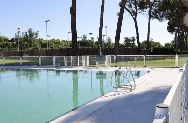 La piscina de verano del polideportivo Carlos Ruiz abre su temporada de baño este sábado