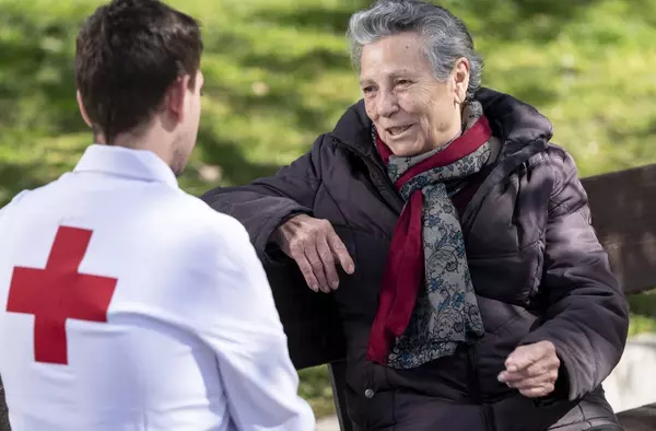 Cruz Roja lanza una campaña para fomentar el 'buen trato' hacia las personas mayores 