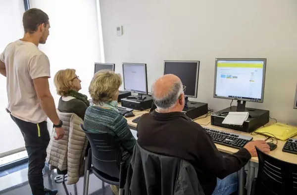 'Trámites por internet', 'Redes sociales' y 'Mindfulness y meditación', entre las novedades para el próximo curso de los mayores de Pozuelo