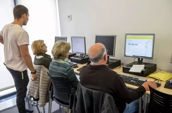 Redes sociales, Trámites por internet y Mindfulness y meditación, novedades para el próximo curso de los mayores de Pozuelo 