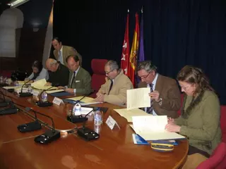 El Alcalde firma un convenio de cesión de uso de las zonas públicas de la calle Sevilla para realizar mejoras