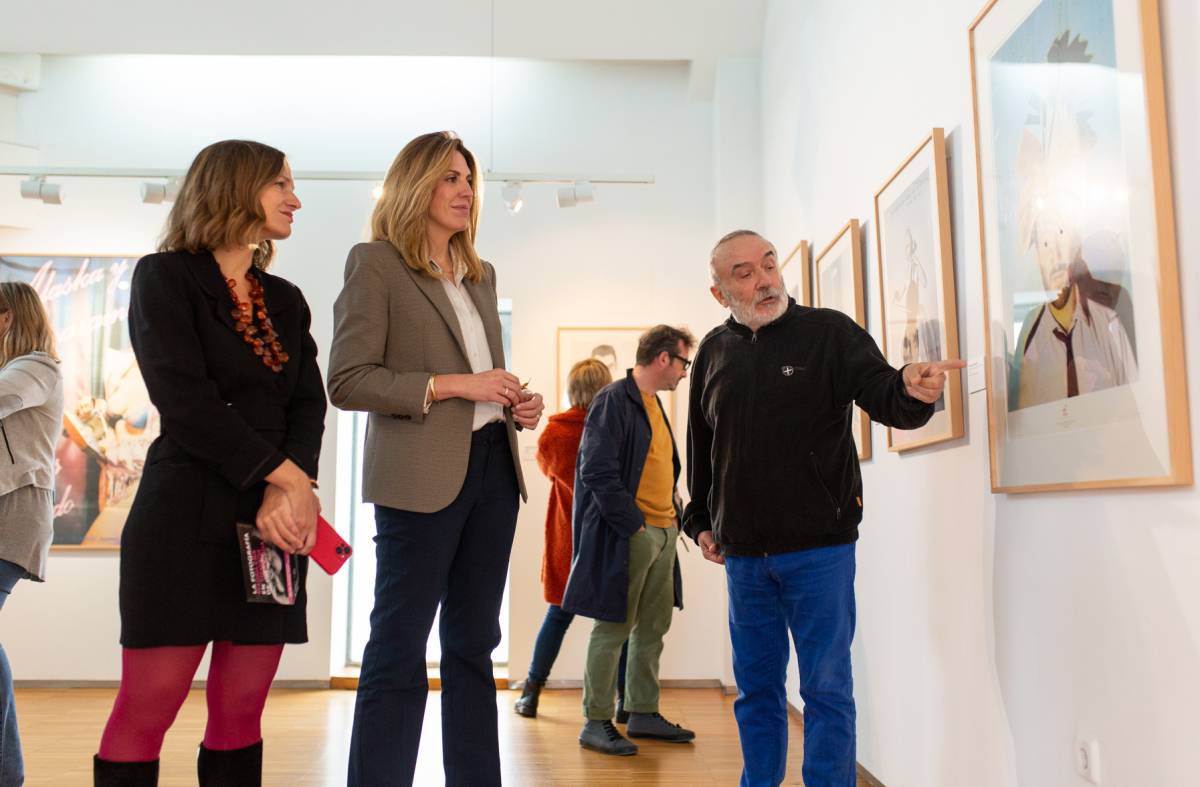 La alcaldesa de Pozuelo visita la exposición sobre la 'movida madrileña' en el Centro Cultural Padre Vallet