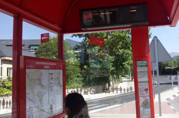 Pozuelo renueva las marquesinas de autobuses y las adapta a personas con discapacidad visual