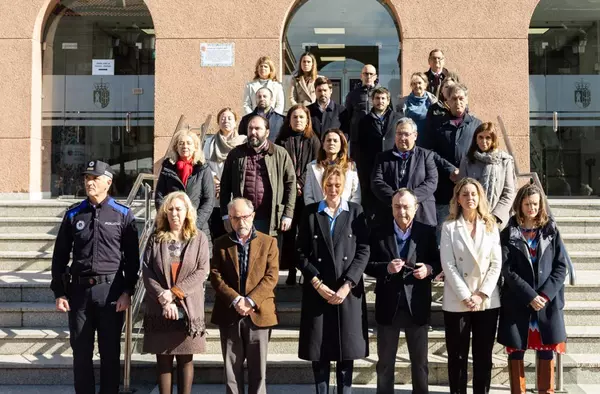 Pozuelo guarda un minuto de silencio por la cruel muerte en acto de servicio de dos guardias civiles en Barbate
