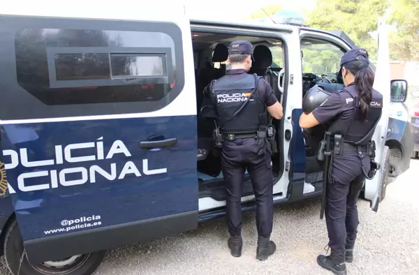 La Policía Nacional registra una vivienda en La Finca en una operación contra el  blanqueo de dinero