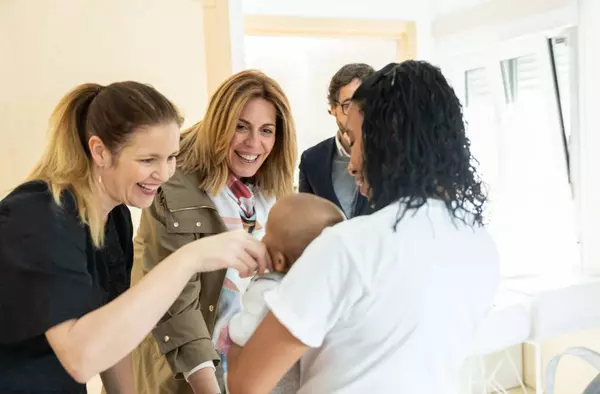 El centro de menores de Pozuelo, Residencia-Hogar Villa Paz, recibe la visita de la alcaldesa y la consejera de Familia