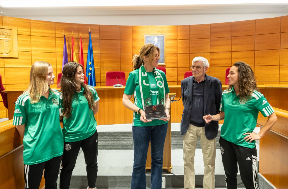Paloma Tejero recibe al CF Pozuelo Femenino tras su ascenso a 2ª RFEF