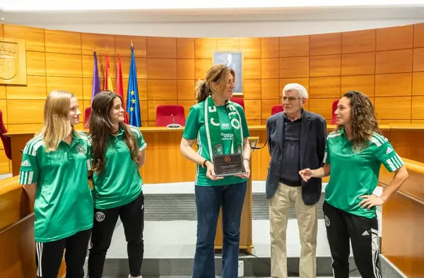 Paloma Tejero recibe al CF Pozuelo Femenino tras su ascenso a 2ª RFEF