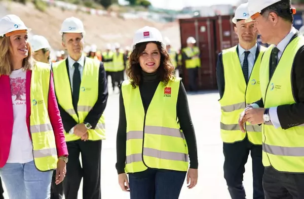 Ayuso arremete contra Pedro Sánchez durante su visita a las obras del nuevo colector en Pozuelo de Alarcón