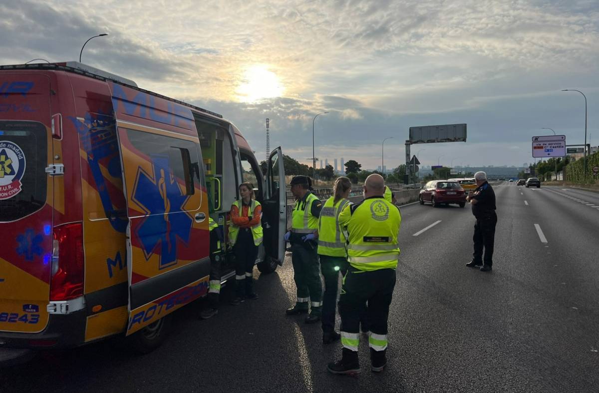 Muere un motorista de 41 años tras precipitarse cinco metros sobre el Bus-VAO de la A-6 