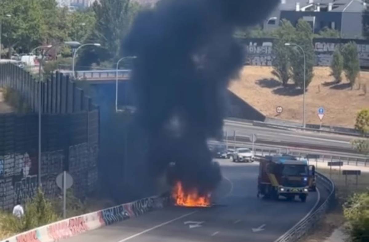 Aparatoso incendio de un vehículo en la M-40 a la altura del puente de Valdemarín en Pozuelo