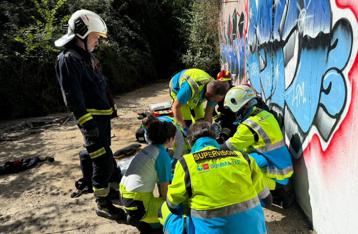 Herido grave un ciclista tras caer desde una altura de seis metros a un túnel en Pozuelo