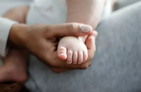Hasta 14.500 euros por hijo: la Comunidad de Madrid amplía las ayudas por gestación, nacimiento y adopción