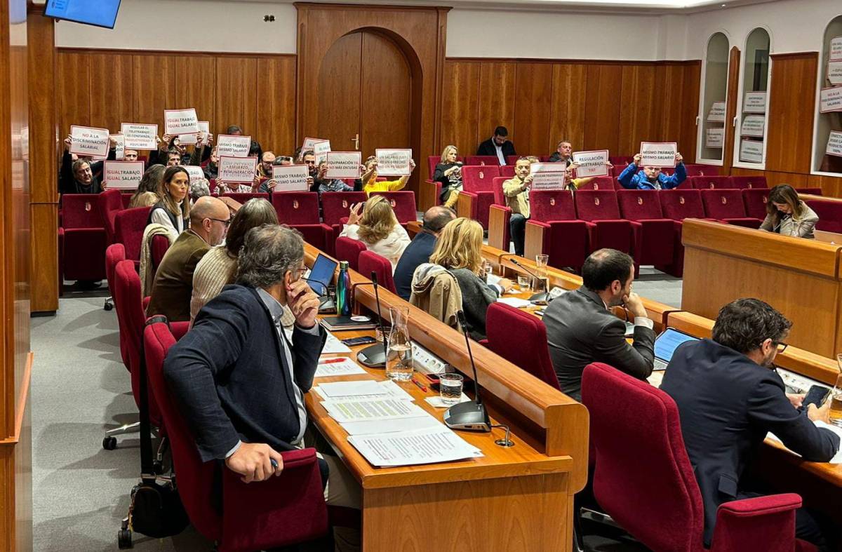 Trabajadores municipales se manifiestan en el Pleno de Pozuelo solicitando igualdad salarial y teletrabajo