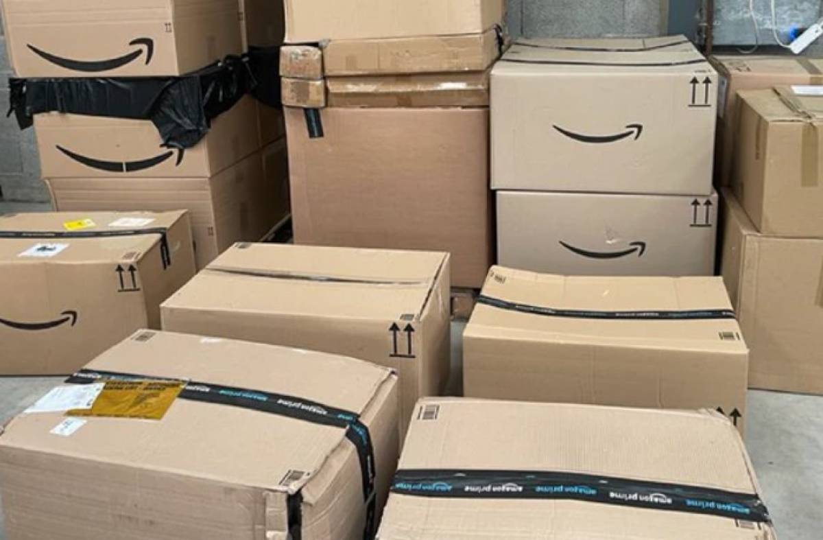 La Ciudad de la Imagen acoge un mercadillo de paquetes perdidos de Amazon, al peso por 2€