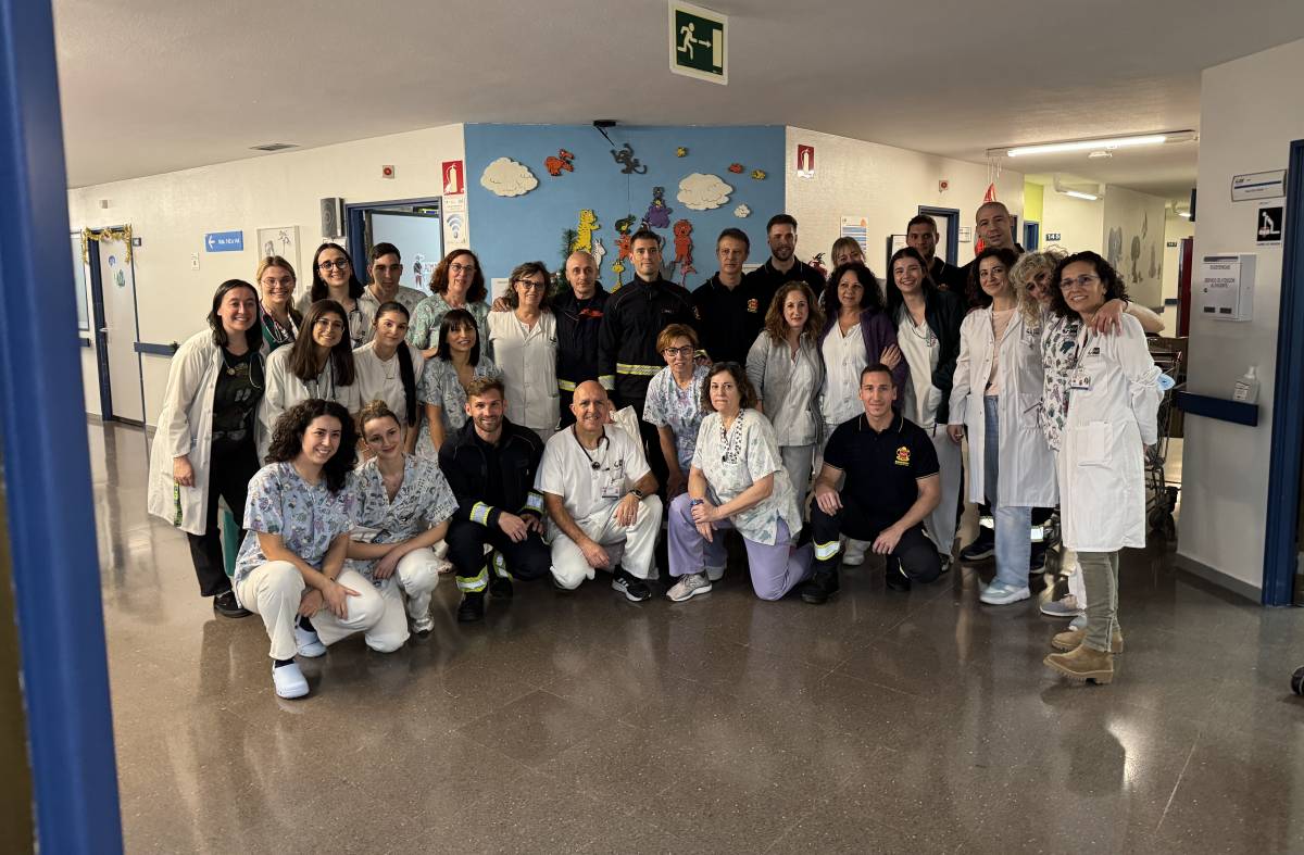 Los Bomberos visitan a los niños ingresados en el Hospital Puerta de Hierro