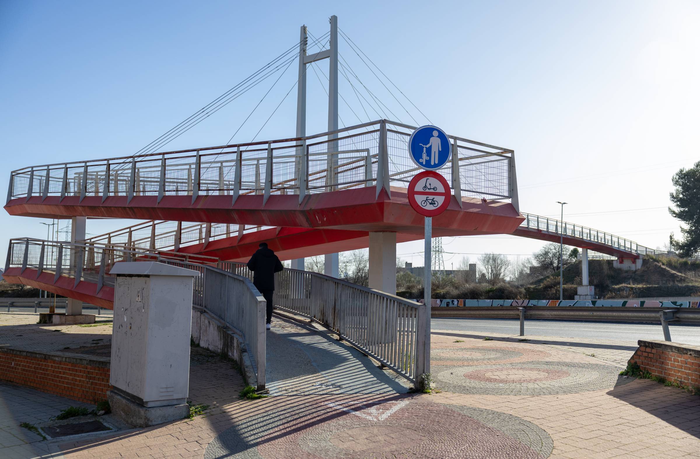 Pozuelo inicia los trabajos de renovación de una de las pasarelas peatonales de la M-503