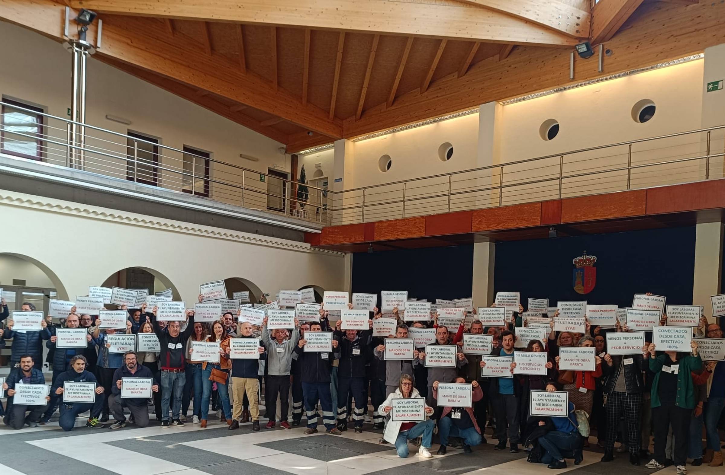 Vecinos y trabajadores municipales de Pozuelo protestan en el Pleno