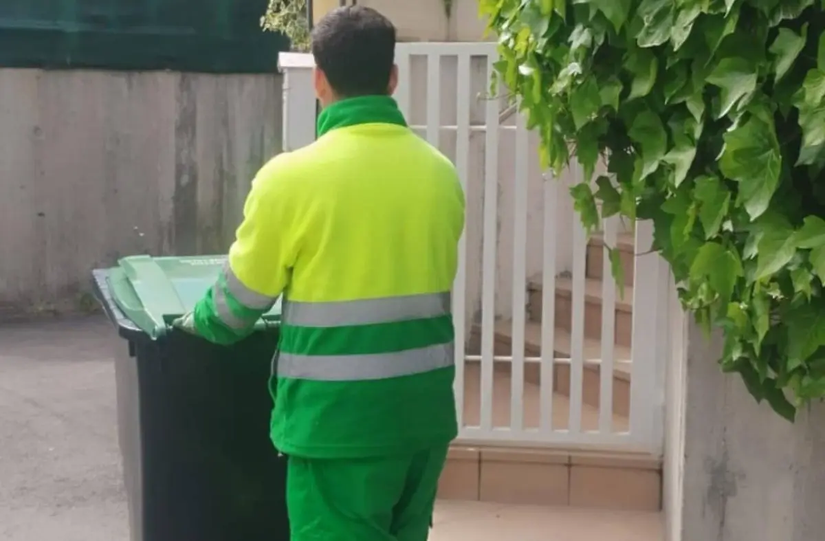 El Ayuntamiento de Pozuelo entrega cubos para la recogida de restos vegetales de jardinería a las viviendas unifamiliares