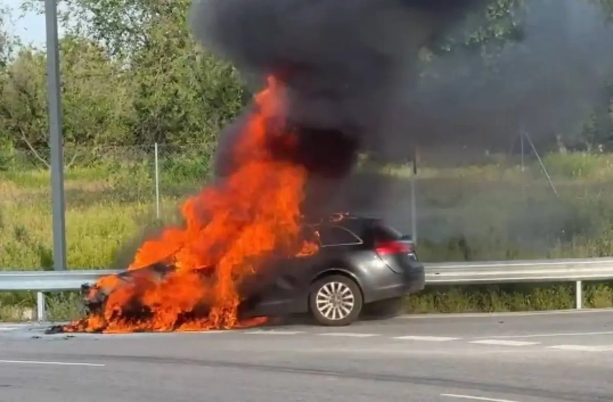 El incendio de un turismo en la vía pública de Pozuelo moviliza a los servicios de emergencia