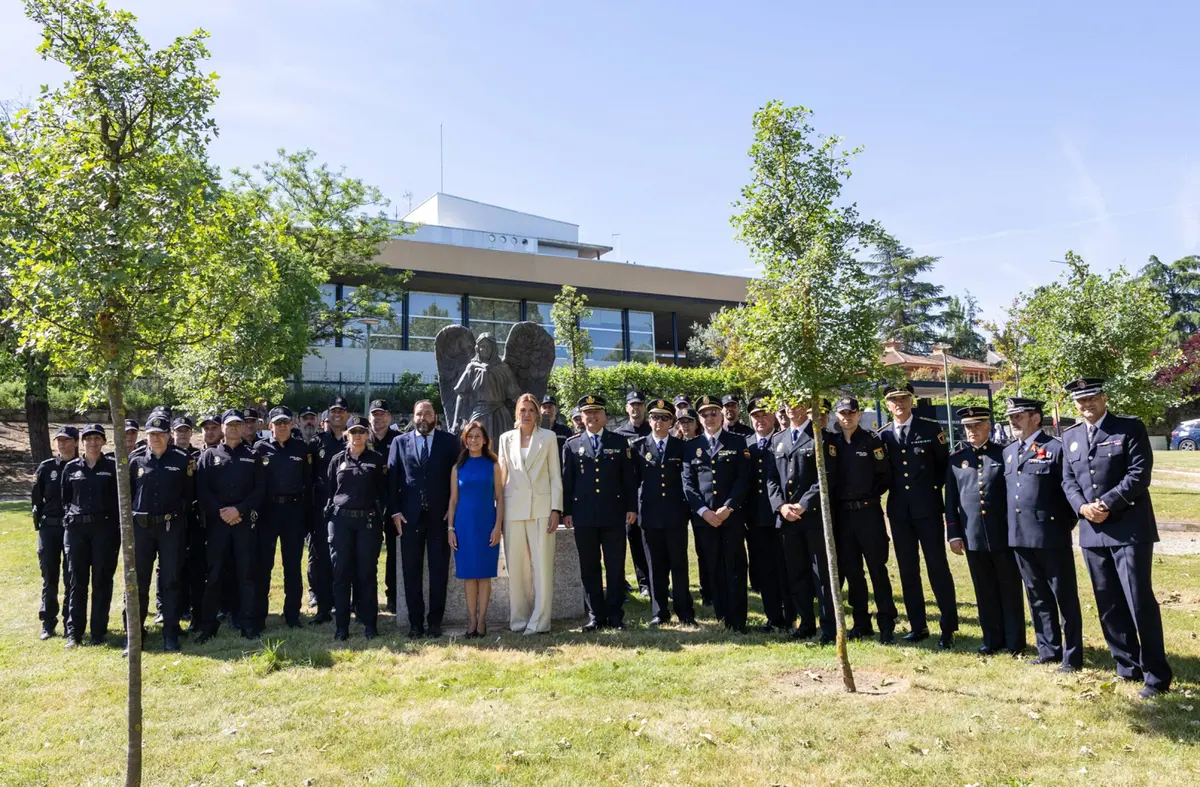 Pozuelo rinde homenaje a la Policía Nacional con una escultura del Santo Ángel Custodio