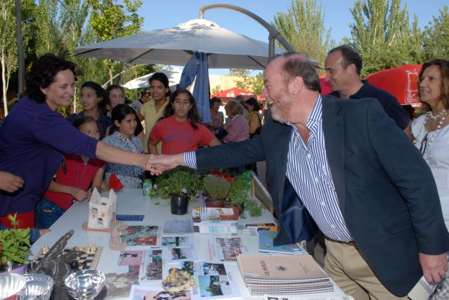 Las asociaciones de Pozuelo celebraron su día en un ambiente primaveral y festivo