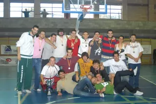 El Club Baloncesto Pozuelo lográ en la última jornada el ansiado ascenso a liga E.B.A.