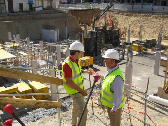 El alcalde de Pozuelo visita la evolución de las obras de remodelación de Padre Vallet
