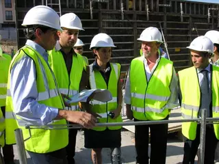 Gonzalo Aguado visitó las obras de la Plaza Padre Vallet acompañado por Eva Izquierdo