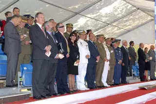 El Alcalde presencia la celebración del acto militar en honor al X Aniversario de la OTAN