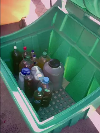 Pozuelo pone a tu disposición arcones  especiales para depositar los envases y botellas de aceite.
