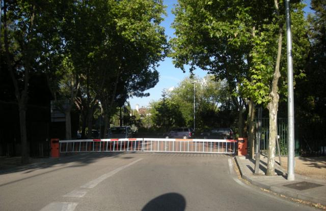 El PSOE insta al alcalde a retirar las vallas ilegales del viario público.