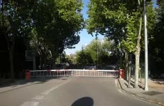 El PSOE insta al alcalde a retirar las vallas ilegales del viario público.