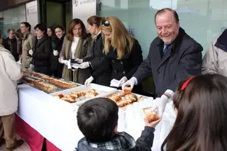 El Alcalde de Pozuelo de Alarcón reparte más de 2.000 raciones de Roscón de Reyes y 500 litros de chocolate