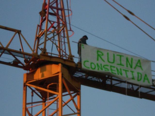 PSOE: "Un trabajador se encarama a una grúa en las obras de la Plaza del Padre Vallet".