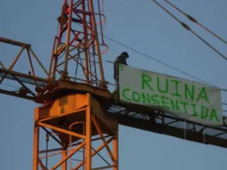 PSOE: "Un trabajador se encarama a una grúa en las obras de la Plaza del Padre Vallet".