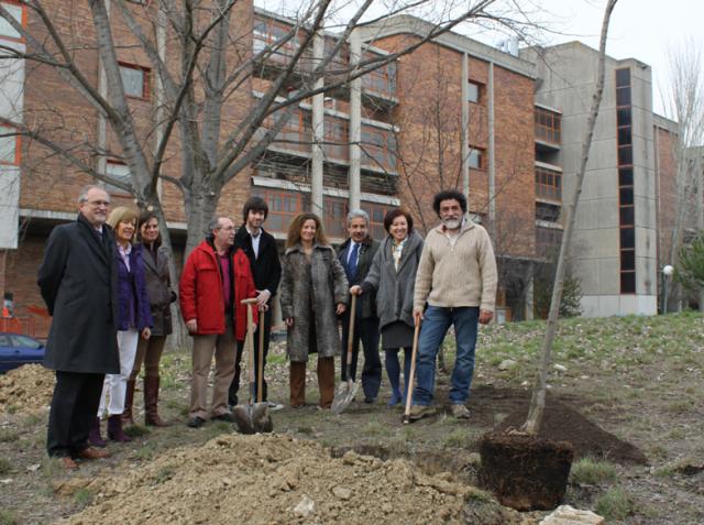 El Ayuntamiento de Pozuelo dona árboles y contenedores de reciclaje al campus universitario de Somosaguas