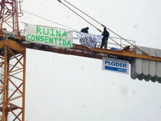 PSOE : "15 días en lo alto de la grúa y desde el sábado cortada la energía Eléctrica"