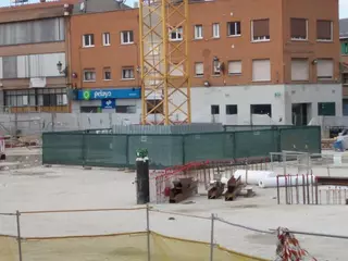 UPyD denuncia la instalación de vallas de seguridad alrededor de la grúa de Plaza Vallet
