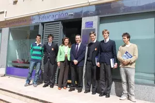 La concejal de Educación recibe a los alumnos de Pozuelo que han pasado a la Fase Nacional de la XXI Olimpiada de Física