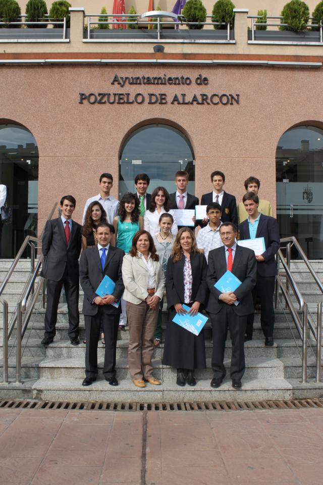 Entrega de diplomas a los estudiantes que han participado en la Olimpiada de la Física