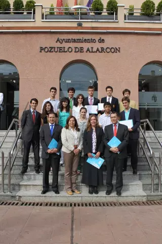 Entrega de diplomas a los estudiantes que han participado en la Olimpiada de la Física