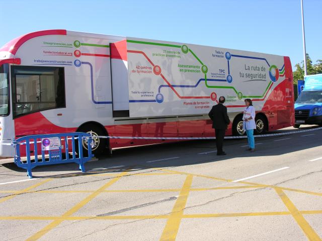 Un Aula móvil de Salud Laboral visita Pozuelo para formar y dispensar la Tarjeta Profesional de la construcción a los trabajadores del sector