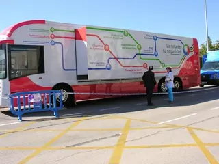 Un Aula móvil de Salud Laboral visita Pozuelo para formar y dispensar la Tarjeta Profesional de la construcción a los trabajadores del sector