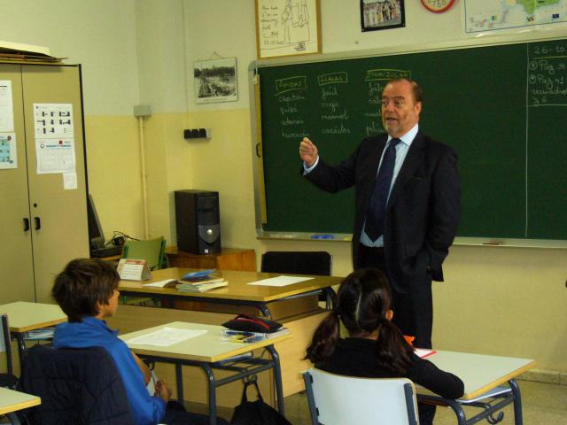 El alcalde y los concejales de Pozuelo explican a los escolares los detalles de su trabajo